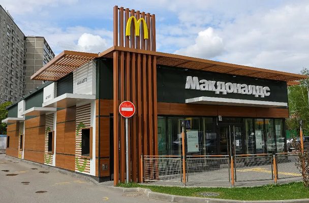 Establecimientos de McDonald's en Rusia reabren bajo una nueva imagen