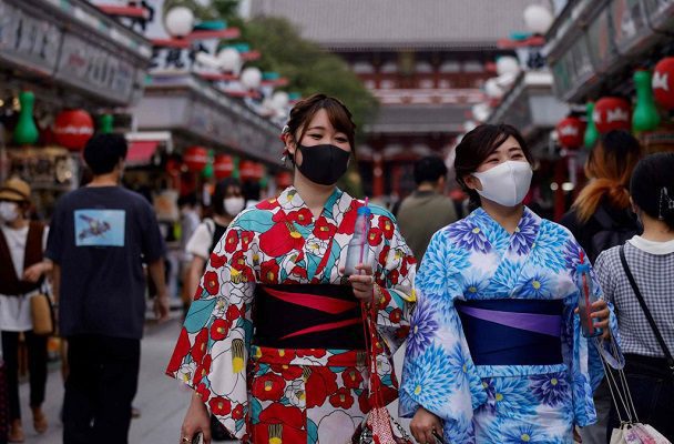 Japón finalmente reabre fronteras a turistas, pero mantiene fuertes medidas contra COVID-19