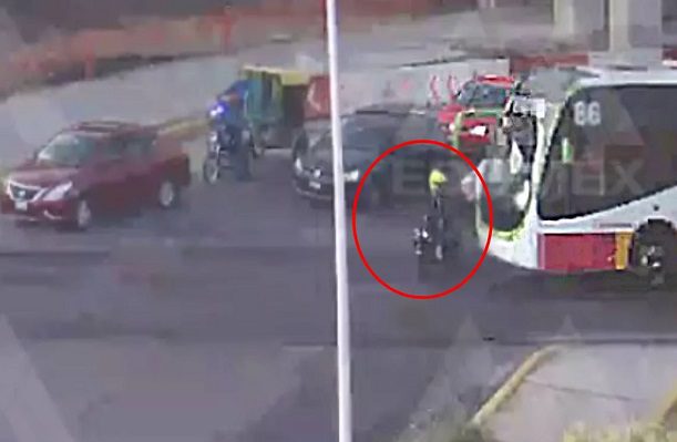 Motociclista sobrevive tras pasarse señal de tránsito y arrollado por Mexibús #VIDEO