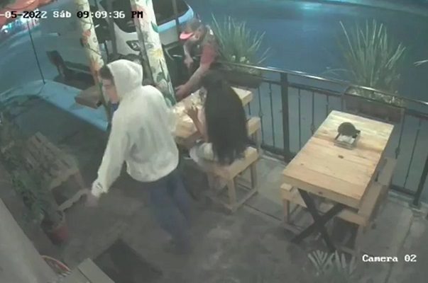 Caen dos sujetos por asalto a comensales de restaurante en Neza #VIDEO