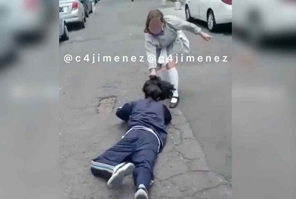 Exhiben pelea callejera de alumnas de secundaria de CDMX #VIDEO
