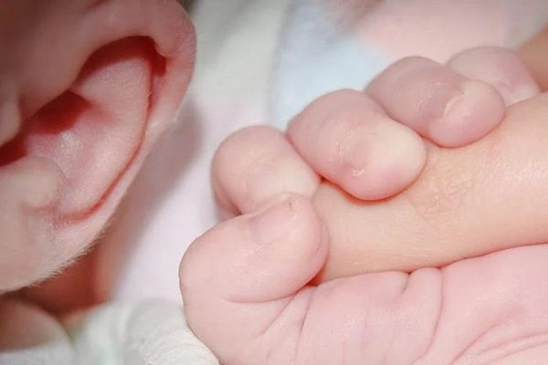 Médicos cortan oreja a bebé durante parto en Baja California por un apagón