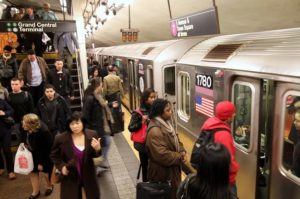 Hombre muere en el Metro de NY tras ser arrastrado al quedar atrapado