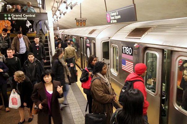 Hombre muere en el Metro de NY tras ser arrastrado al quedar atrapado