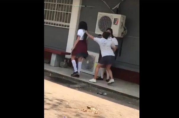 Jóvenes graban agresión contra estudiante de secundaria en Veracruz