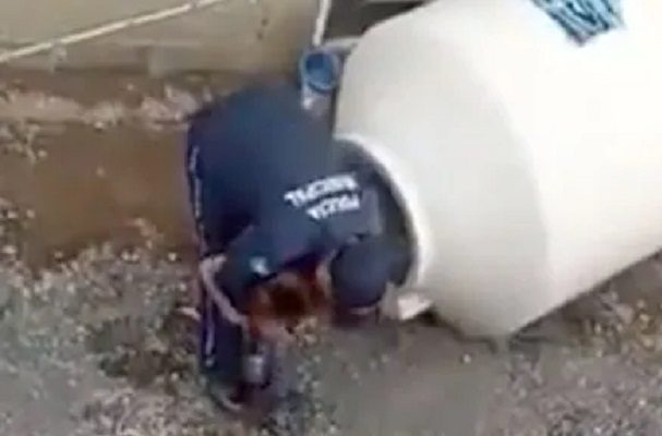 Rescatan a niña de 5 años atrapada en tinaco en Edomex; los padres no estaban #VIDEO