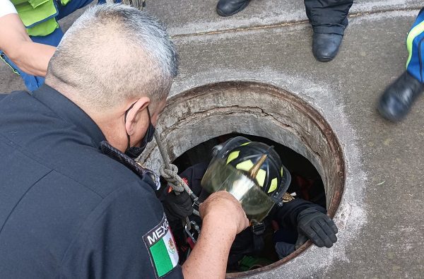 Trabajadora de limpia cae a registro sin tapa en CDMX