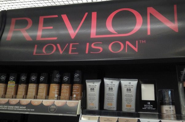 Revlon, gigante de la cosmética, se declara en bancarrota