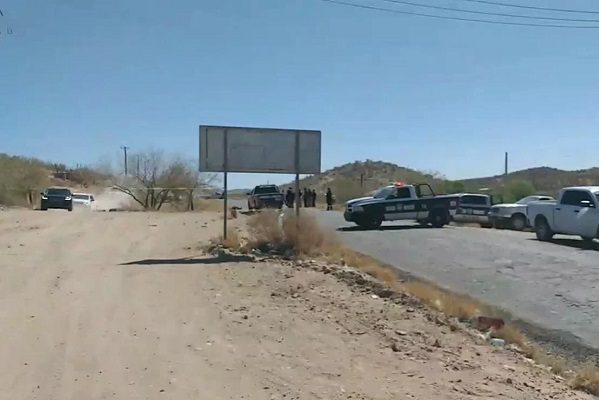 Grupo armado roba celular a periodista durante transmisión en vivo, en Sonora #VIDEO