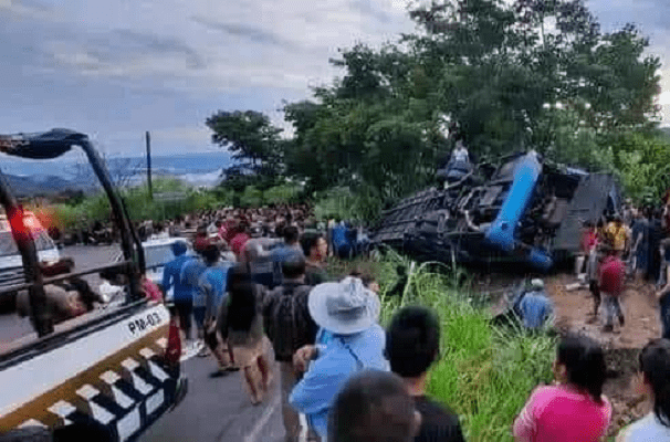 Al menos 9 muertos tras volcadura de camión con peregrinos en Chiapas