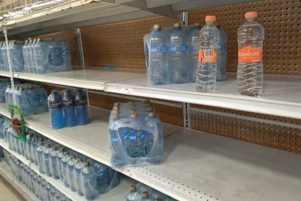 Comercios limitan venta de agua embotellada en Saltillo ante escasez