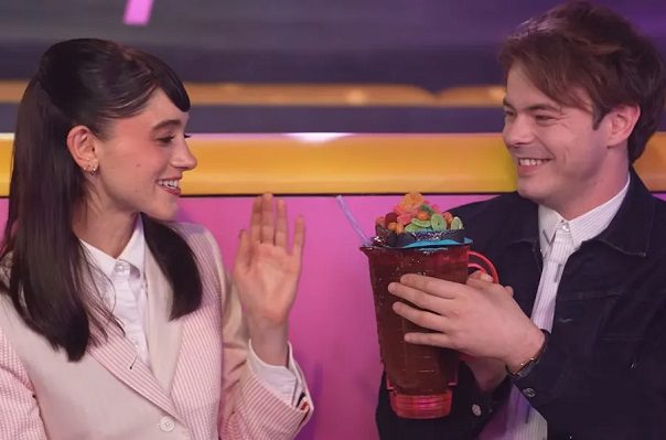 Actores de ‘Stranger Things’ prueban 'licuachela' y chapulines durante visita a México #VIDEO