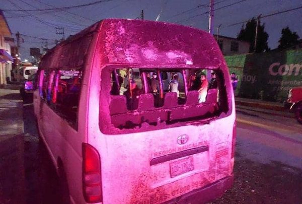 Extorsionadores queman combi en Naucalpan por no pagar derecho de piso #VIDEO