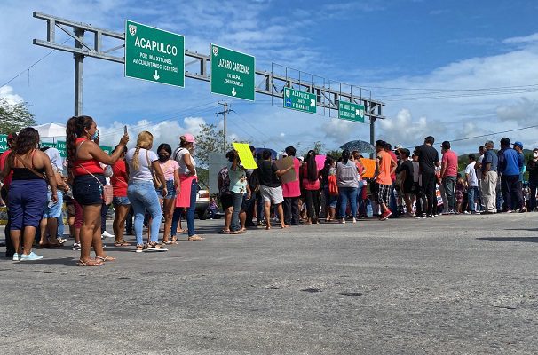 Se enfrenta GN con padres del Cobach por bloqueo en Autopista del Sol #VIDEO