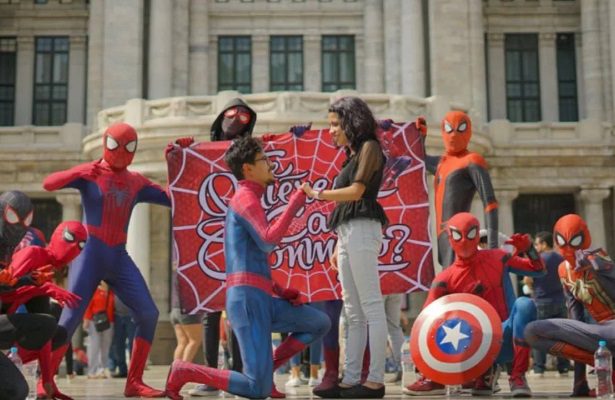 "Spider-Man" y le pide matrimonio a novia en Bellas Artes y se vuelve viral #VIDEO