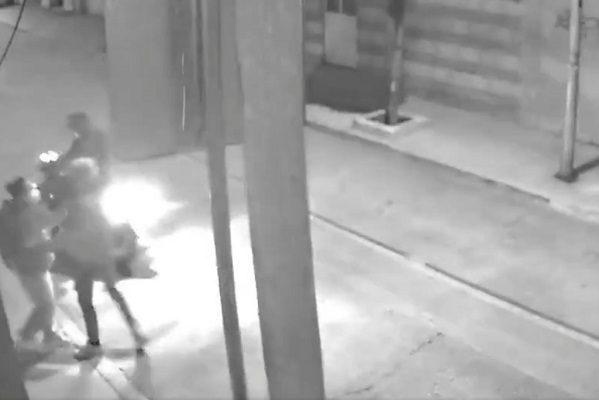 Cuatro sujetos asaltan a un mujer con discapacidad en Puebla #VIDEO