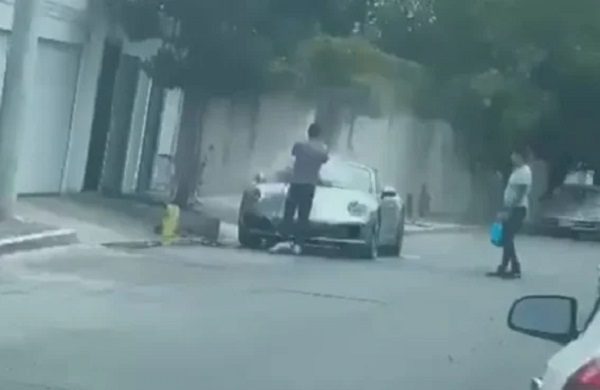 Samuel García exhibe a hombre lavando a manguerazos porsche en plena crisis