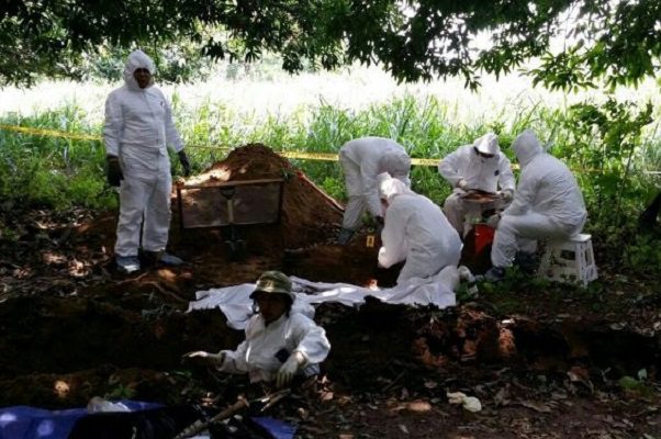Localizan diez cuerpos en fosas clandestinas en Michoacán