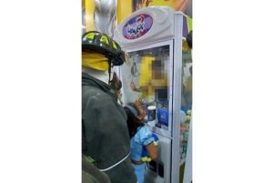Niño se queda atorado dentro de una máquina de peluches en plaza de CDMX