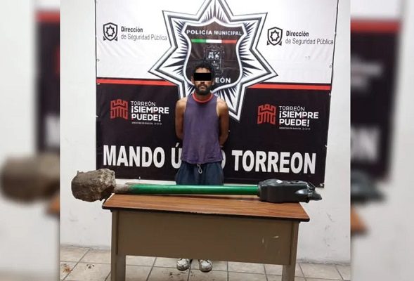 Hombre roba parquímetro con todo y concreto en Torreón