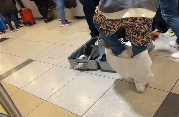 Turista se pone varias capas de ropa para no pagar exceso de equipaje #VIDEO