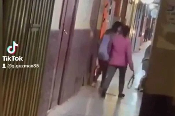A cinturonazos fue como una madre sacó del antro a su hija en Perú #VIDEO