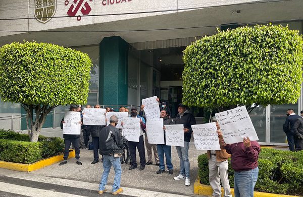 Transportistas protestan afuera de la Semovi ante nueva normativa