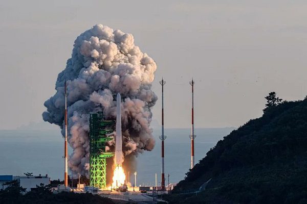 Corea del Sur lanza su primer cohete espacial