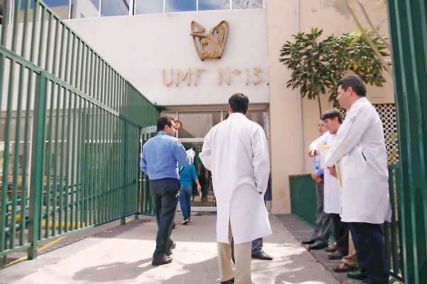 22% de vacantes ofertadas a médicos tiene un interesado acreditado, denuncia IMSS