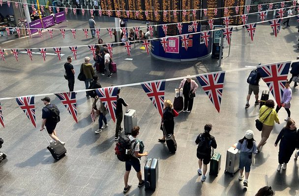 Trabajadores ferroviarios en Reino Unido inician su mayor huelga en 30 años