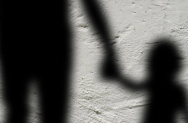 Buscan a sujeto captado agrediendo a niña en calles de Puebla