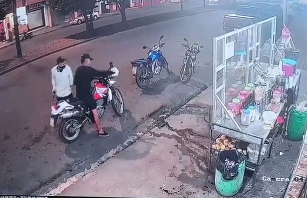 Ladrones son interceptados en pleno asalto a puestito callejero #VIDEOS
