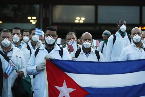 Juez rechaza detener arribo de médicos cubanos a México