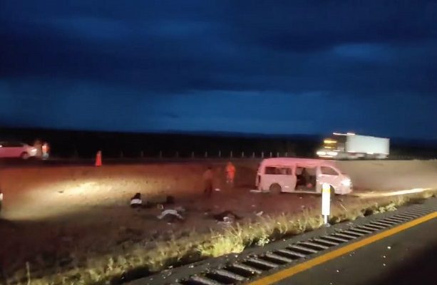 Tres migrantes muertos y más de 20 heridos tras volcadura en NL