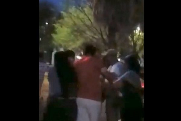Vecinos se pelean por agua en parque público de Nuevo León #VIDEO