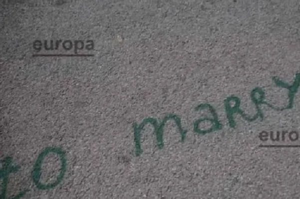 Sujeto le declara su amor a Shakira con graffiti afuera de su casa