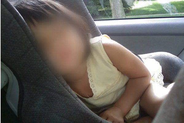 Niño de 5 años muere sofocado tras ser olvidado en asiento trasero de un auto