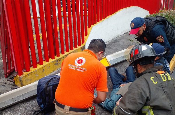 Camión se enreda en cables y tira poste sobre adulto mayor en calles de CDMX