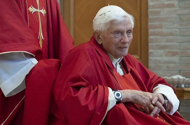Benedicto XVI está entre posibles implicados en denuncia por pederastia en Alemania