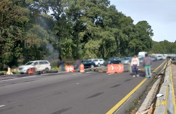 Bloquean la México-Puebla por desaparición de joven en Texmelucan