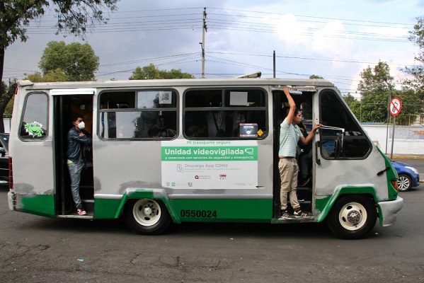 Pasajero cae de microbús en movimiento y muere atropellado por la unidad