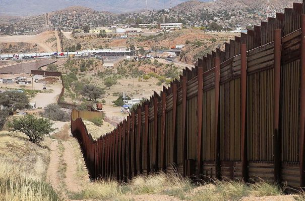 Migrante muere tras caer del muro fronterizo entre México y EE.UU.