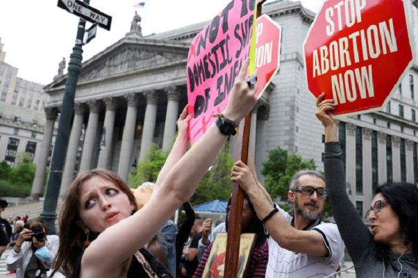 Corte Suprema de EE.UU. deroga el derecho al aborto