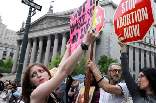 Corte Suprema de EE.UU. deroga el derecho al aborto