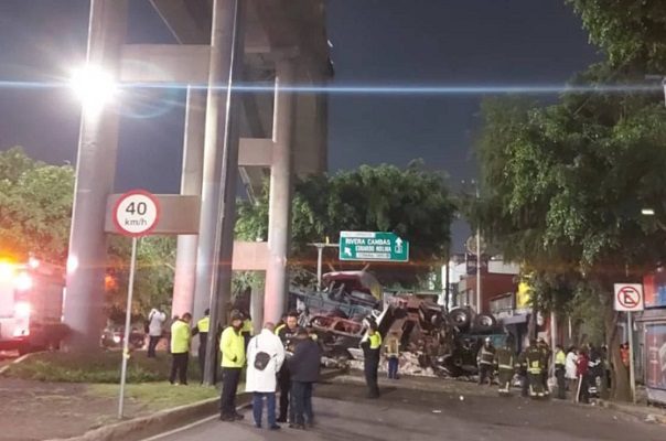 Tráiler con toneladas de cebolla cae 20 metros de altura en la Venustiano Carranza
