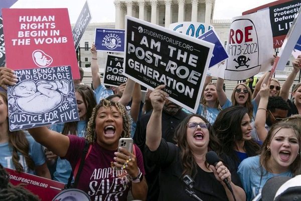 Cientos de personas protestan ante Tribunal Supremo de EE.UU. por fallo contra el aborto