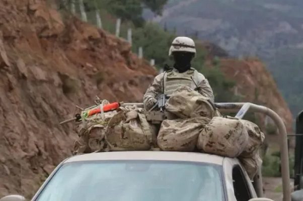 Ejército arriba a Cerocahui, Chihuahua, en búsqueda de "El Chueco"