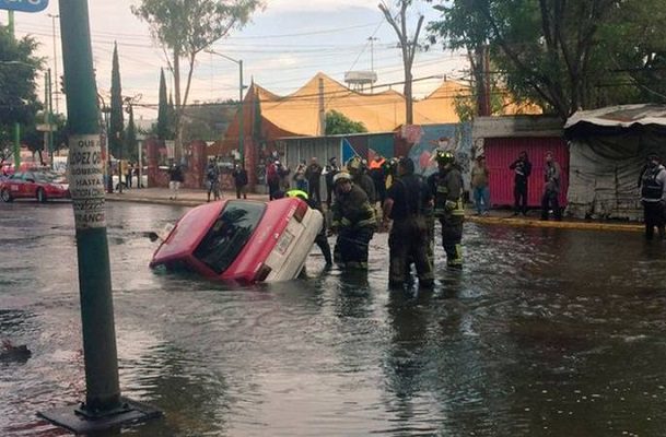 Megafuga de agua en Iztapalapa sumerge taxi en socavón #VIDEO