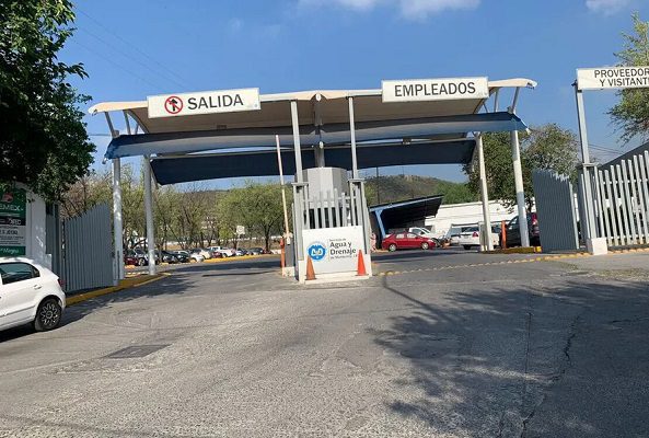 Pobladores bloquean accesos de Agua y Drenaje de Monterrey ante desabasto
