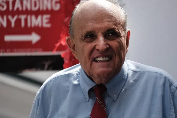 Detienen a hombre por darle una palmada en la espalda al exalcalde de NY Rudy Giuliani